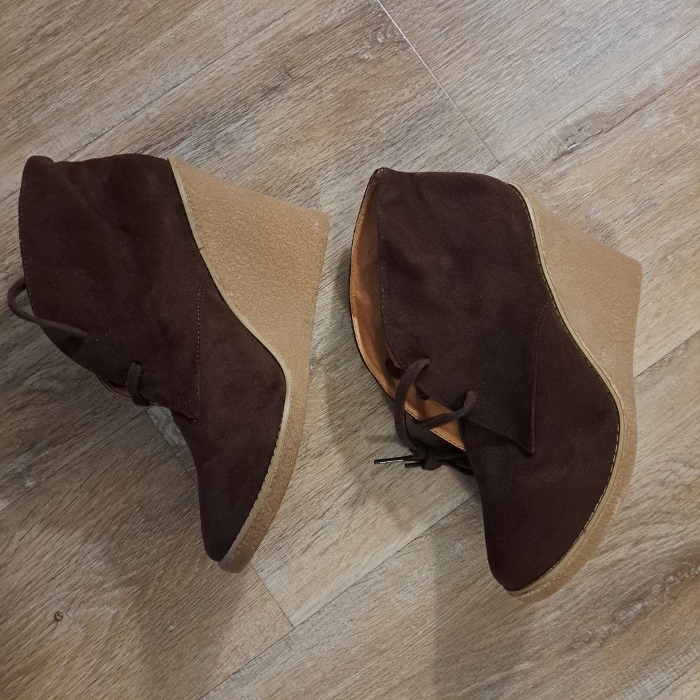 Qupid Brown Faux Suede Lace-up Wedge Ankle Booties Women's Size 10